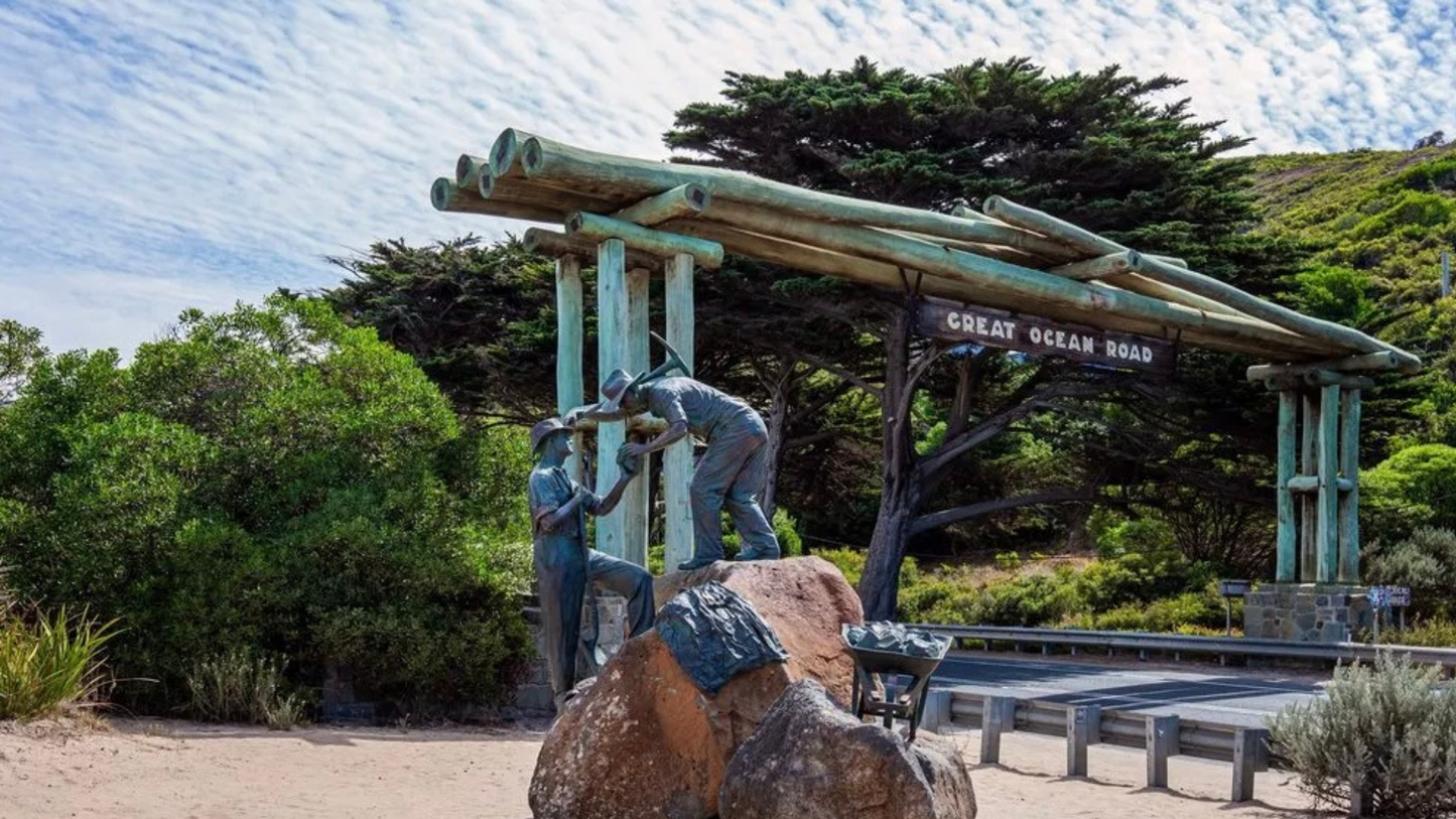Great Ocean Road Adventure: Scenic Coastlines & Iconic Landmarks (1-6 people)